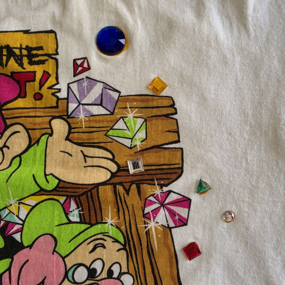 Vintage The Disney Store 7 Dwarfs Mine Keep Out Jeweled T-Shirt Snow White Rare - Picture 7 of 9